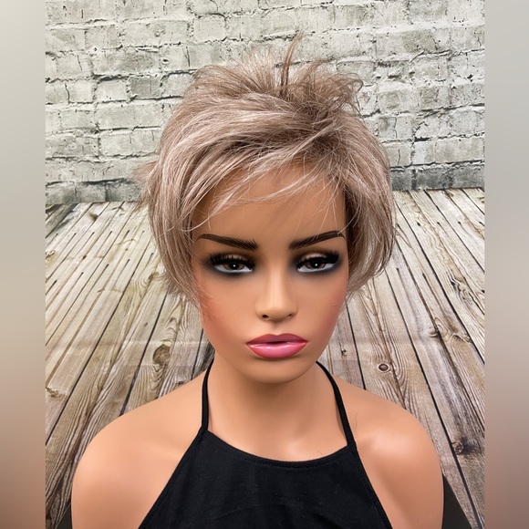 Aria 17/101 ash blonde/med brown Sassy synthetic wig NWT